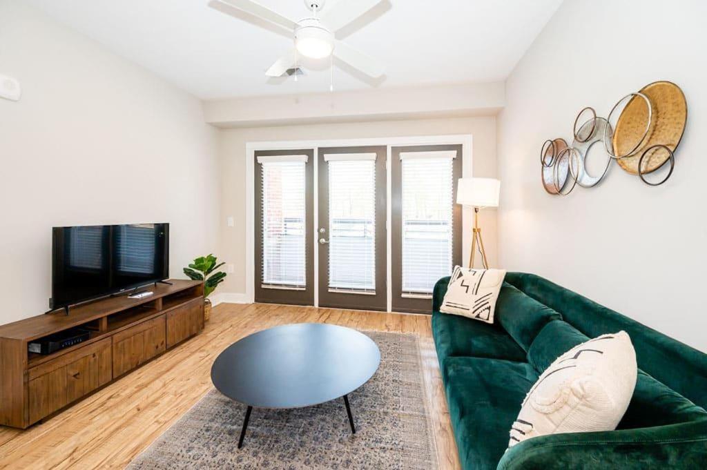 Vibrant And Spacious 1br W Pool Parking And Gym Apartment *