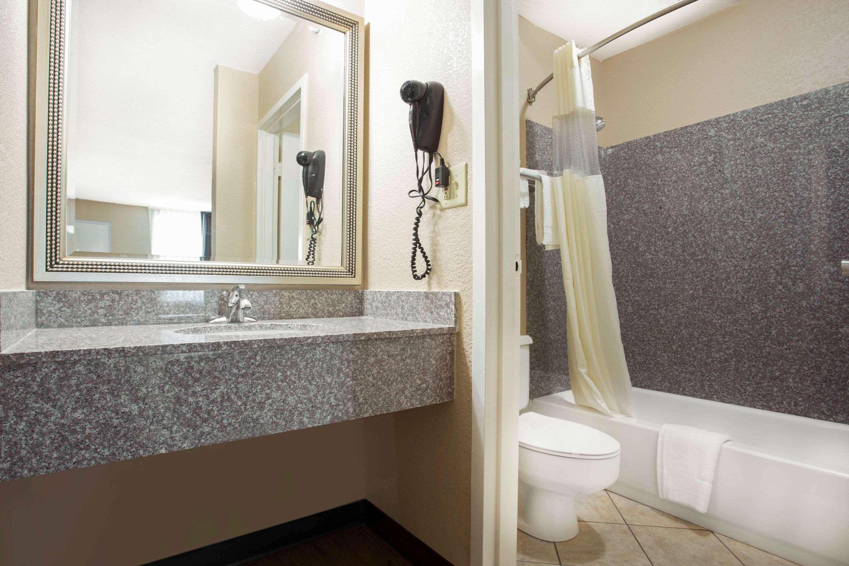 Quality & Area Hotel Charlotte