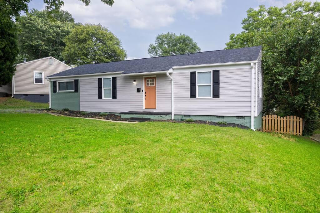 4 Bedroom Bungalow - 5 Min To Uptown Holiday home *