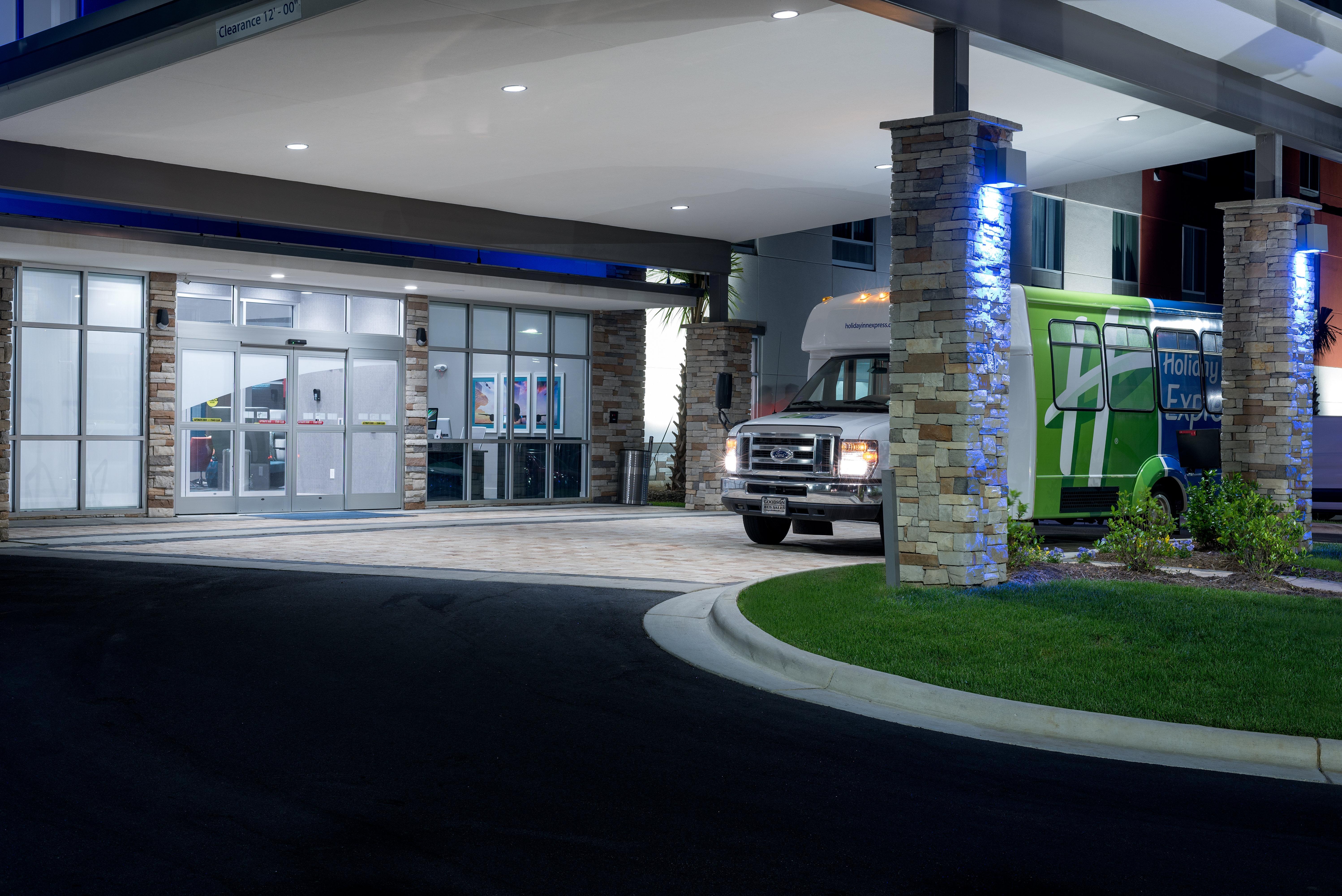 Hotel Express & - Airport By Ihg