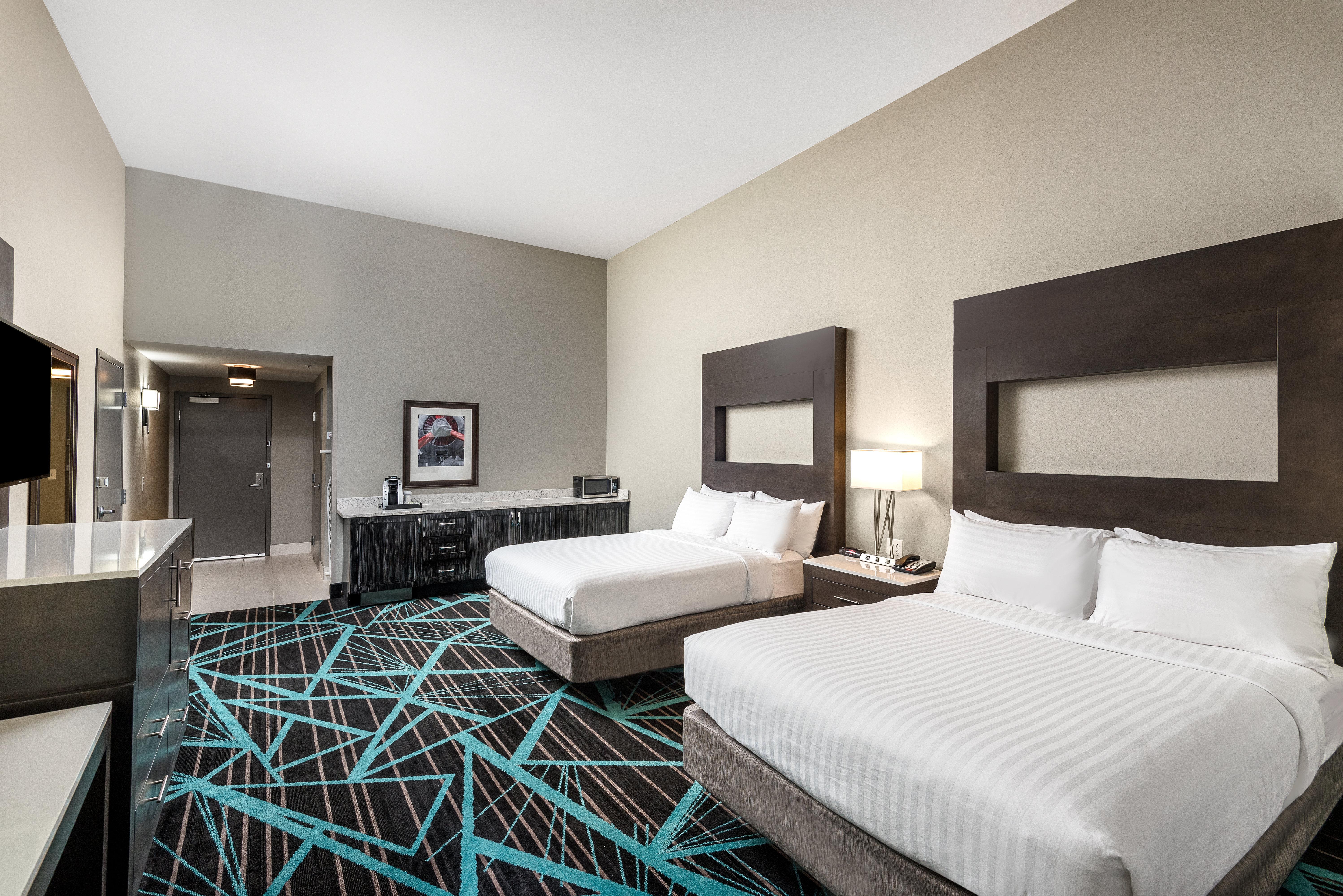 Express & - Airport By Ihg Hotel