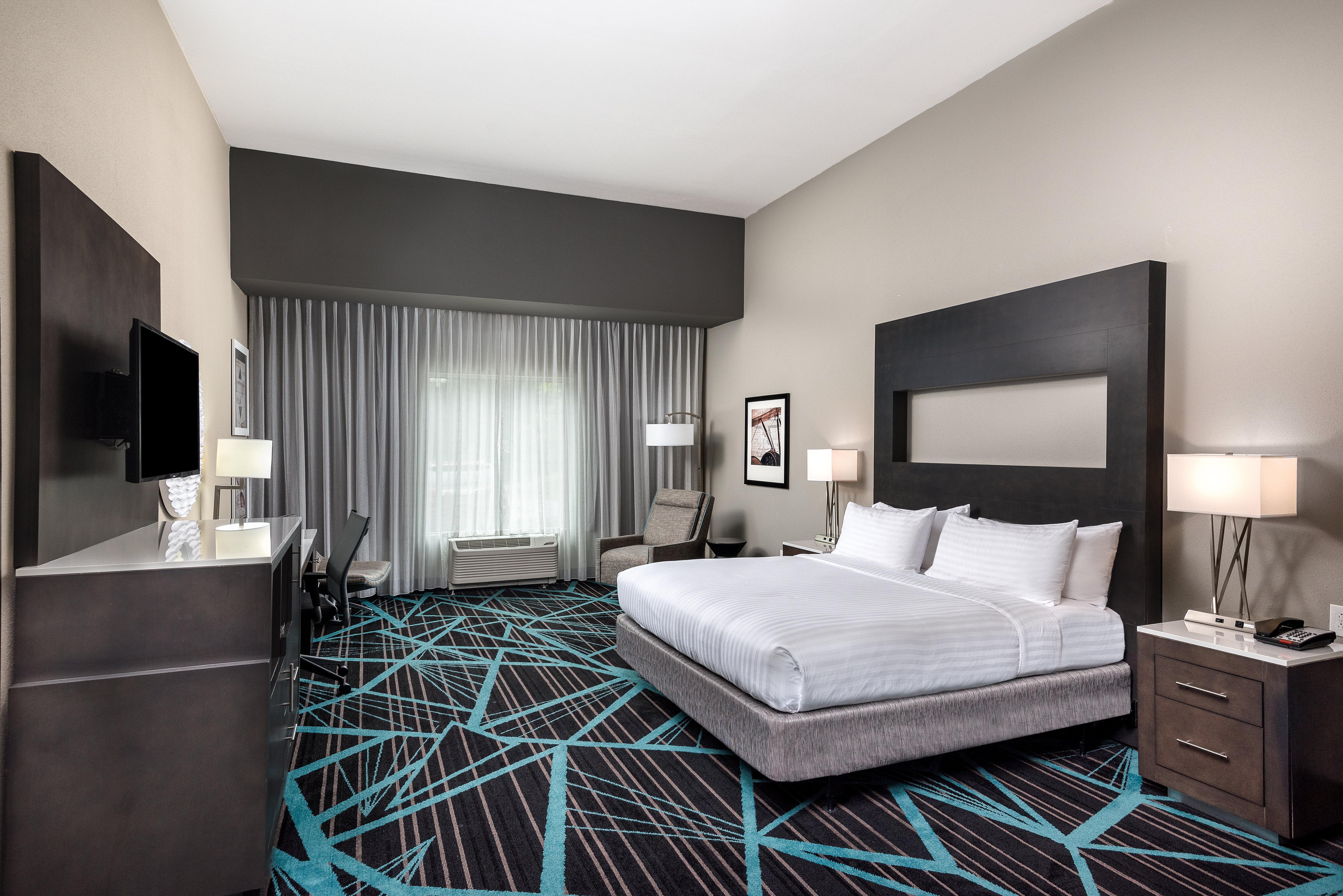 Express & - Airport By Ihg Hotel