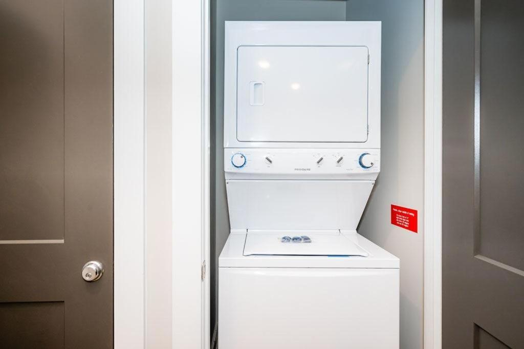 Vibrant And Spacious 1br W Pool Parking And Gym Apartment