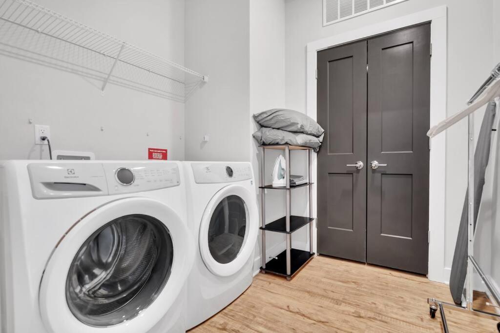Organic Modern ~ King Bed ~ In Plaza Midwood Apartment
