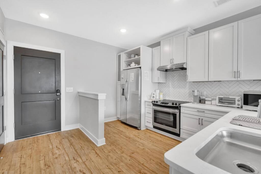 Organic Modern ~ King Bed ~ In Plaza Midwood Apartment *