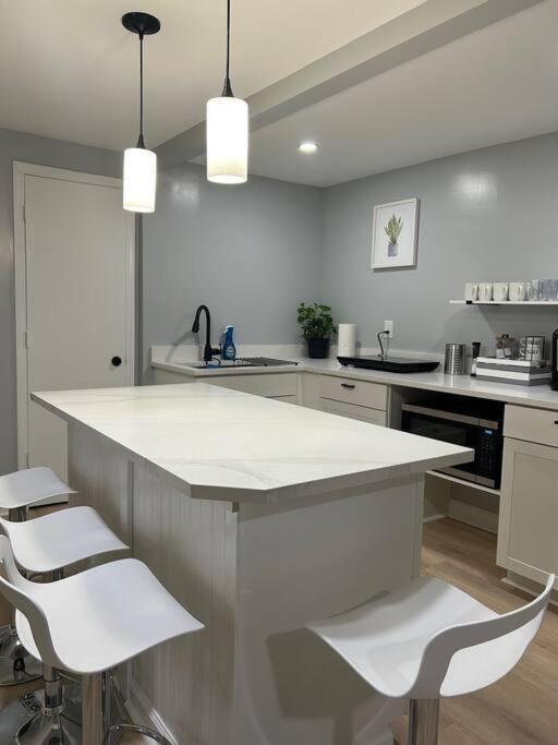 Comfy Lower Lvl With Jetted Tub Near Uptown And Unc *