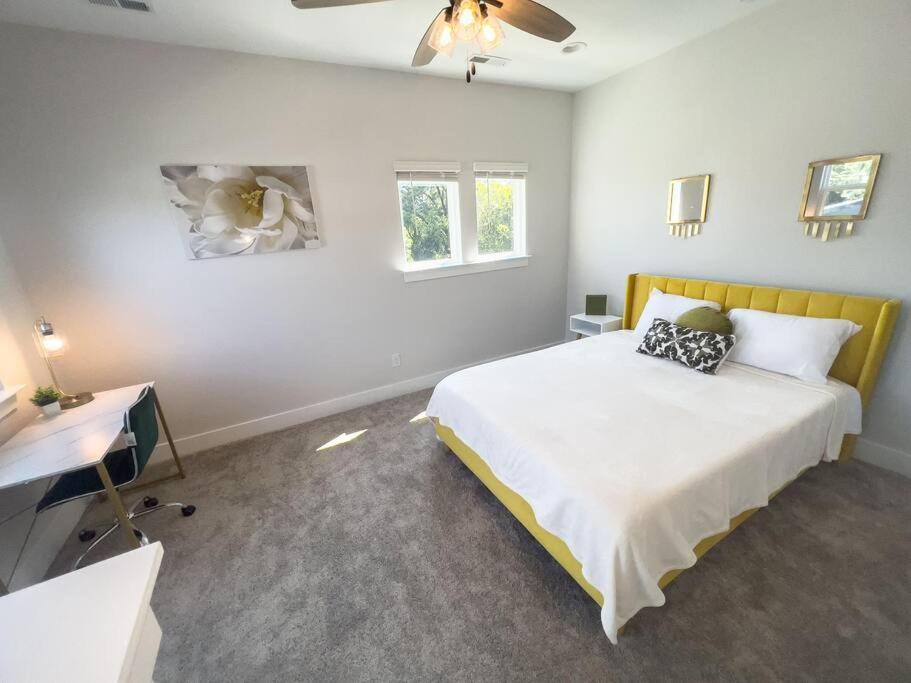 4 Story Queen Retreat! New! Walk To Downtown! * Charlotte