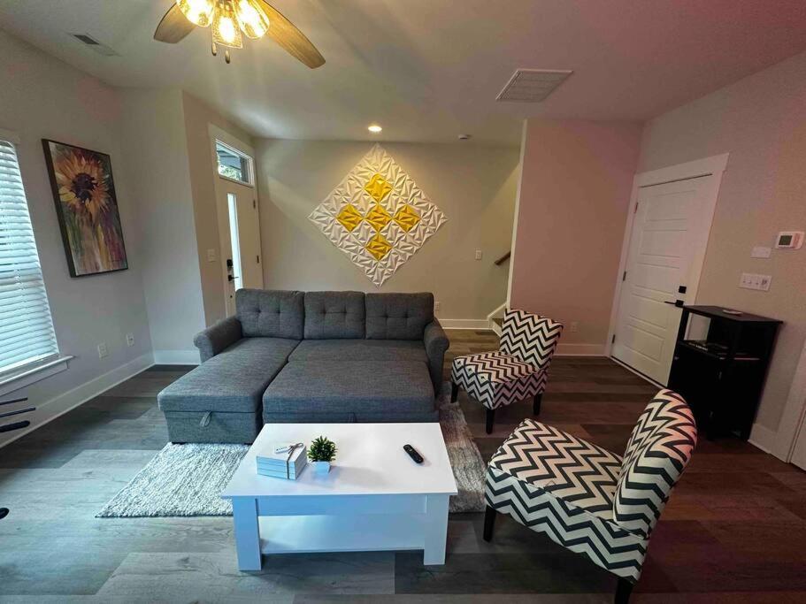Apartment 4 Story Queen Retreat! New! Walk To Downtown!