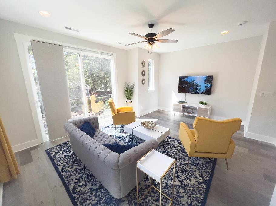 Apartment 4 Story Queen Retreat! New! Walk To Downtown!