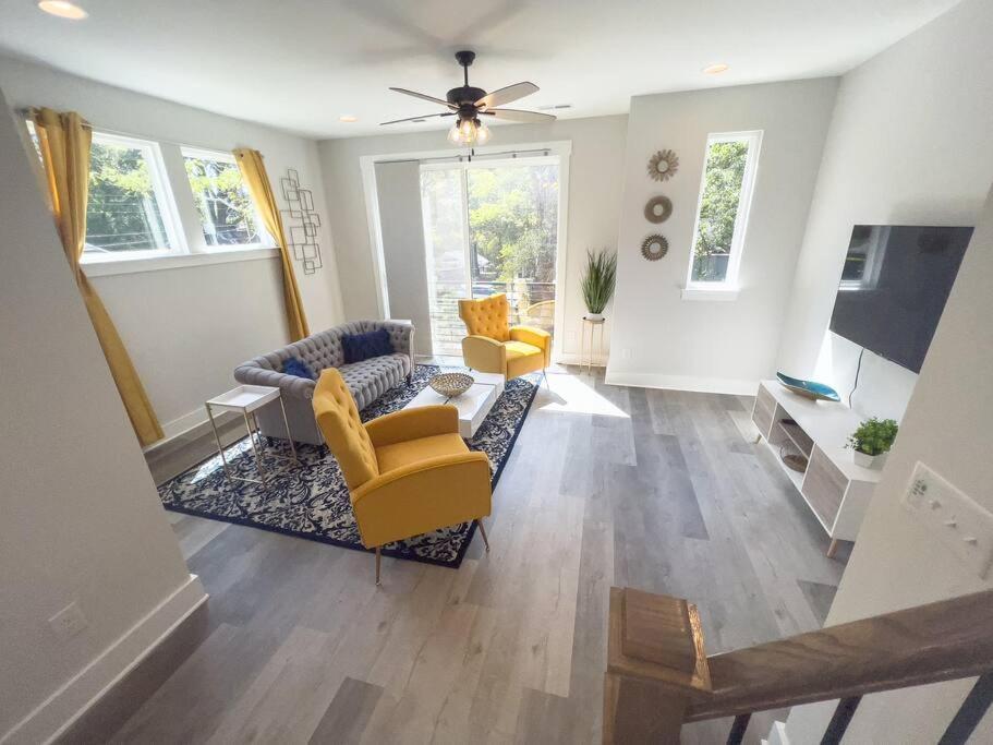 4 Story Queen Retreat! New! Walk To Downtown! *