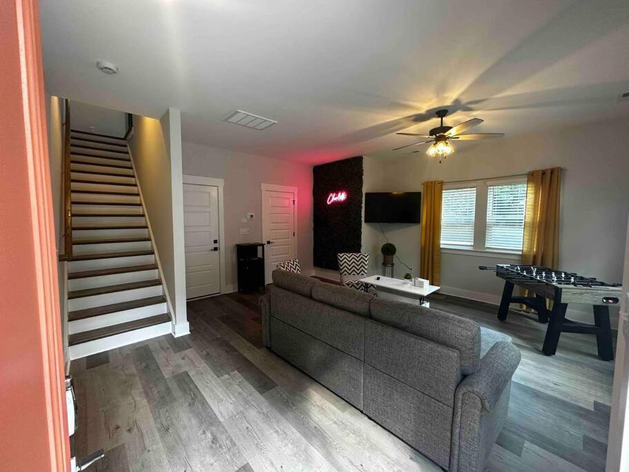 Apartment 4 Story Queen Retreat! New! Walk To Downtown! *