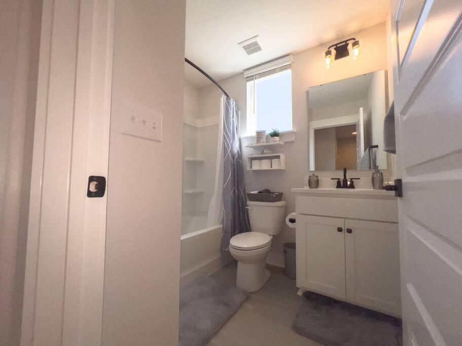 4 Story Queen Retreat! New! Walk To Downtown!