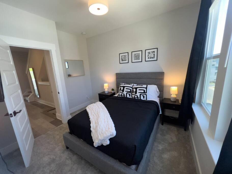 4 Story Queen Retreat! New! Walk To Downtown! Apartment *