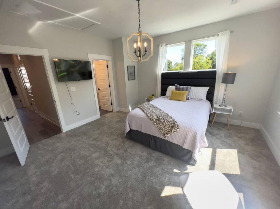 4 Story Queen Retreat! New! Walk To Downtown! *