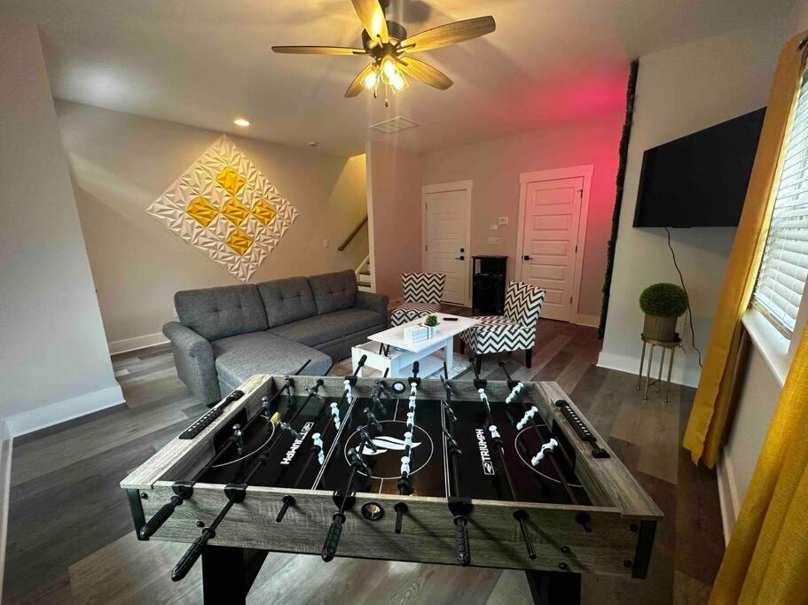 4 Story Queen Retreat! New! Walk To Downtown! Apartment *