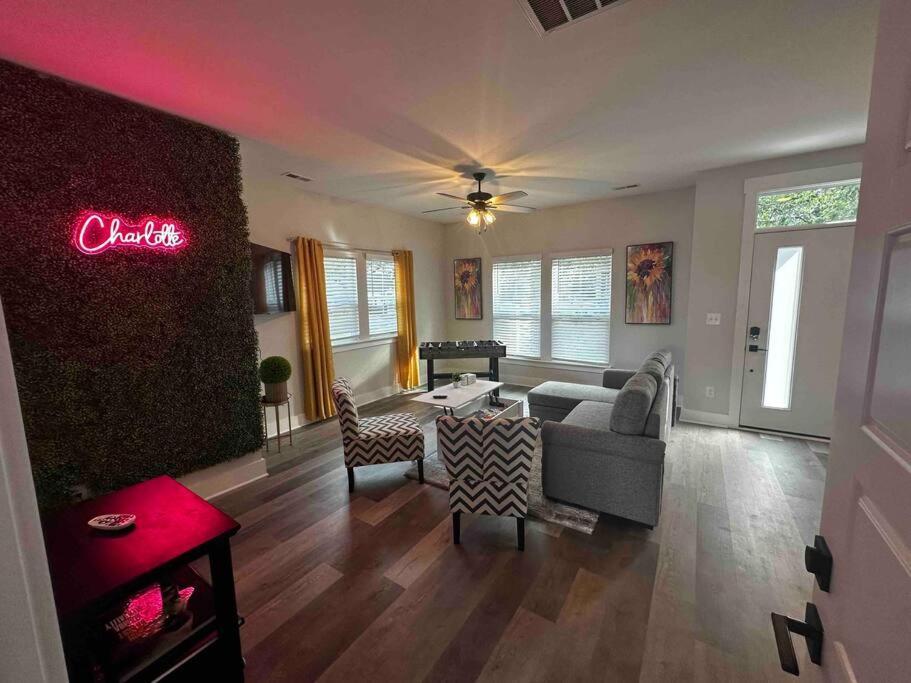 4 Story Queen Retreat! New! Walk To Downtown! *