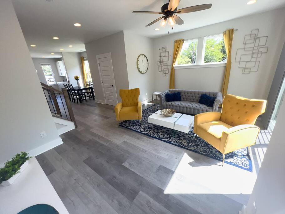 Apartment 4 Story Queen Retreat! New! Walk To Downtown!