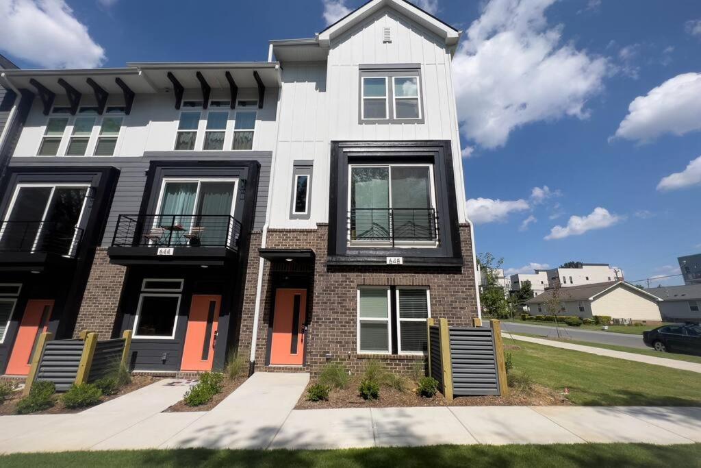 Apartment 4 Story Queen Retreat! New! Walk To Downtown! *