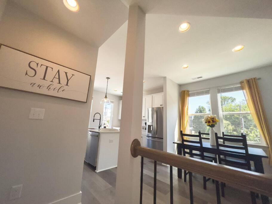 4 Story Queen Retreat! New! Walk To Downtown!