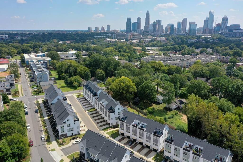 Apartment 4 Story Queen Retreat! New! Walk To Downtown! *
