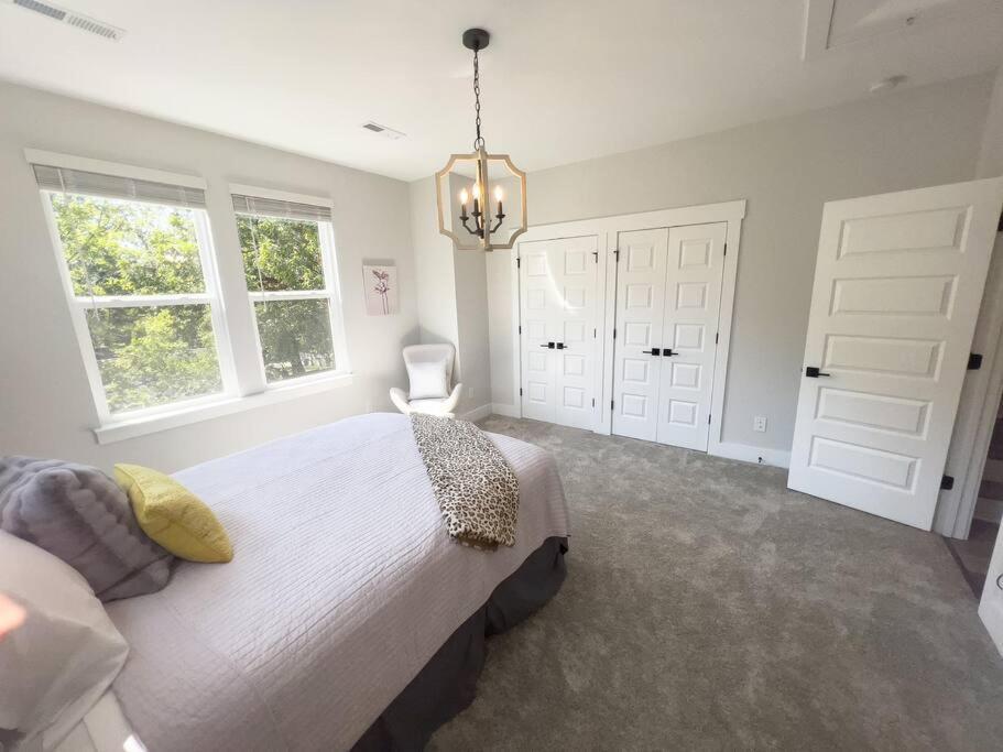 4 Story Queen Retreat! New! Walk To Downtown! Apartment