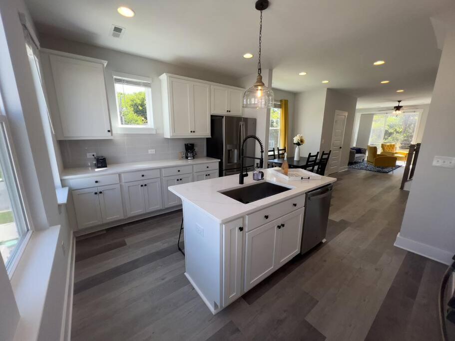 4 Story Queen Retreat! New! Walk To Downtown! *