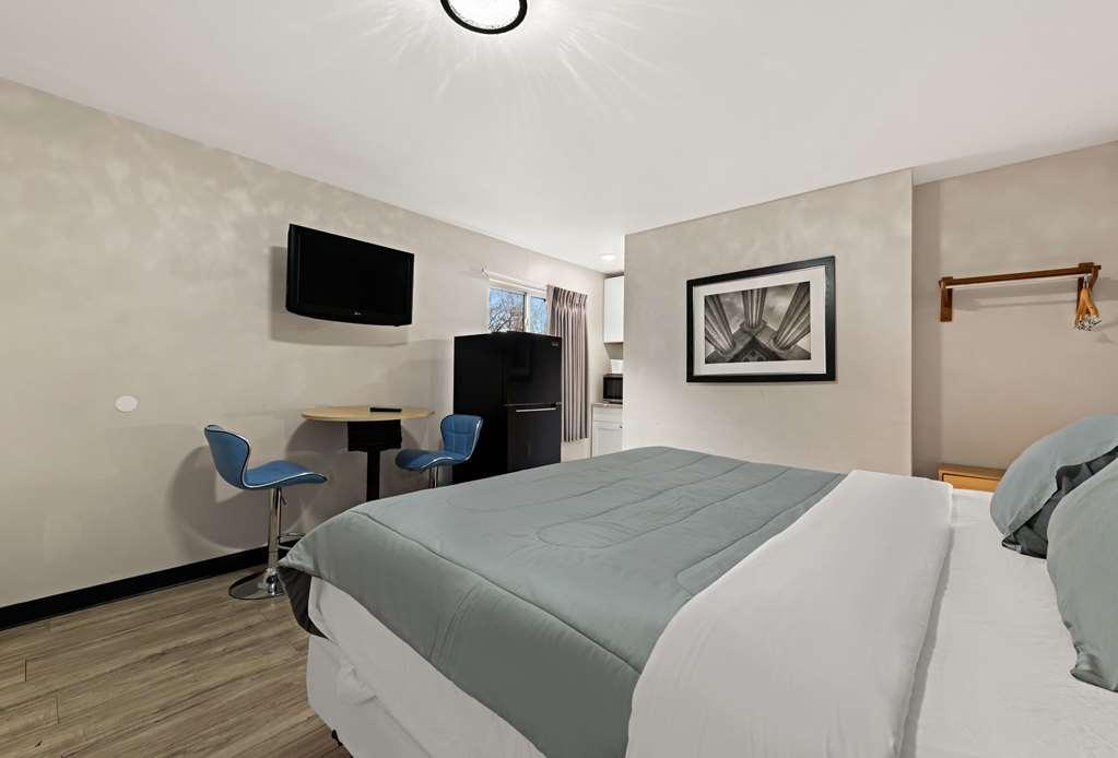 Rodeway Hotel *