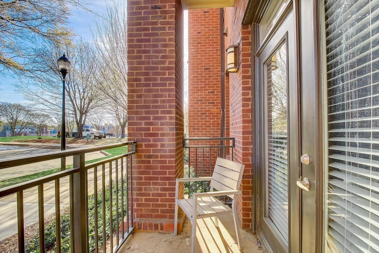 Frontdesk Village At Commonwealth Apts Plaza Midwood *