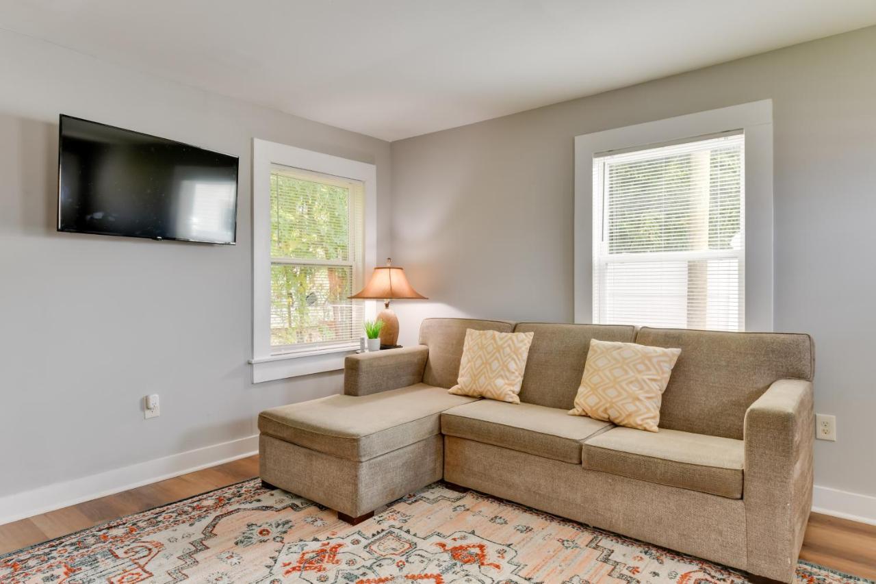 Stunning Retreat About 2 Mi To Center! Holiday home Charlotte