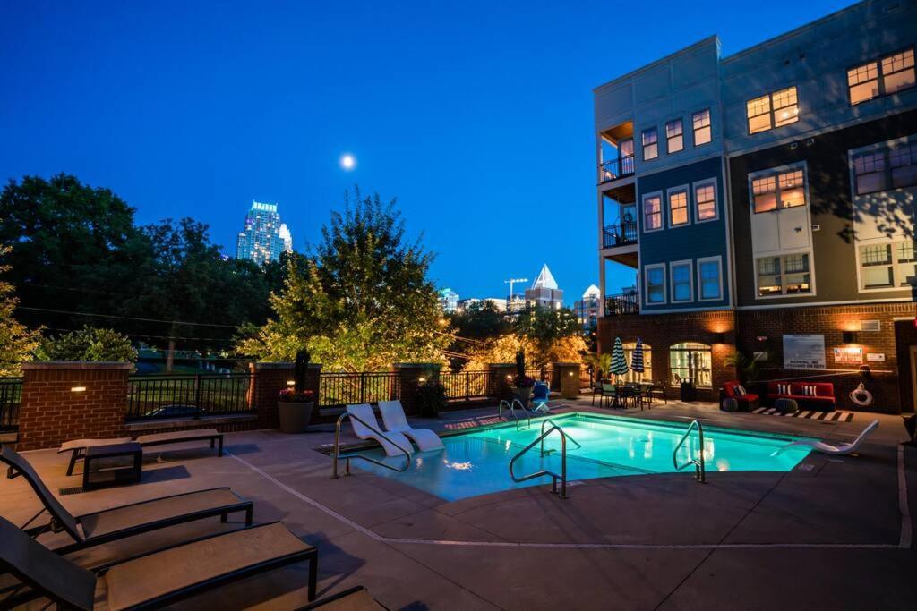 Dt Charm With Pool,gym,wine,wkspace, Free Parking