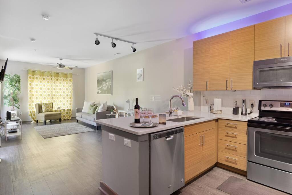 Uptown, Pool, Wine, Restaurants, Bofa Stadium_307 Apartment