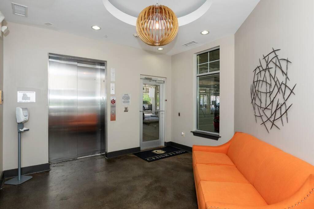 1br Uptown, Pool, Wine, Near Convention Center_311