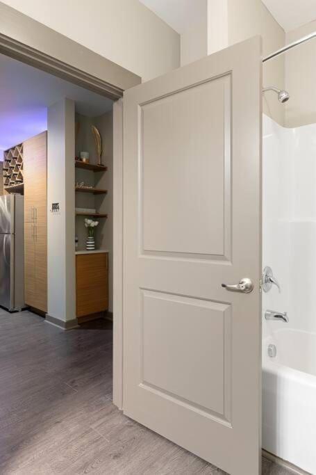 1br Uptown, Pool, Wine, Near Convention Center_311 Apartment