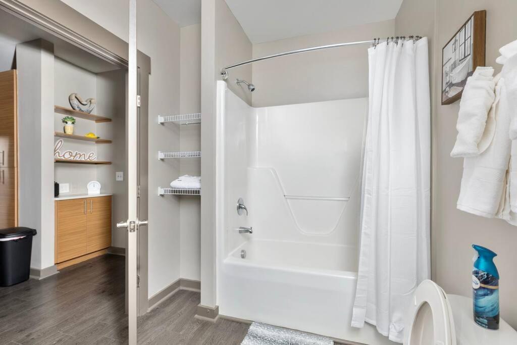 Apartment 1br Uptown, Pool, Wine, Near Convention Center_311 *