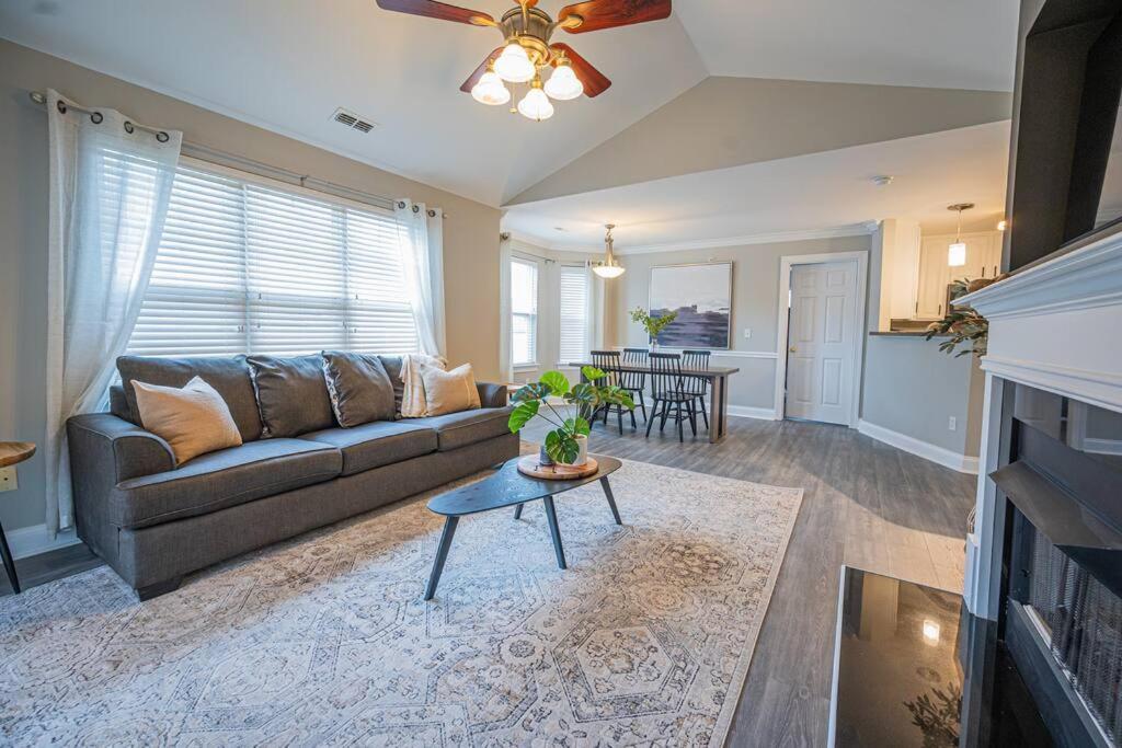 Apartment Spacious 2 Bedroom 2 Ba In
