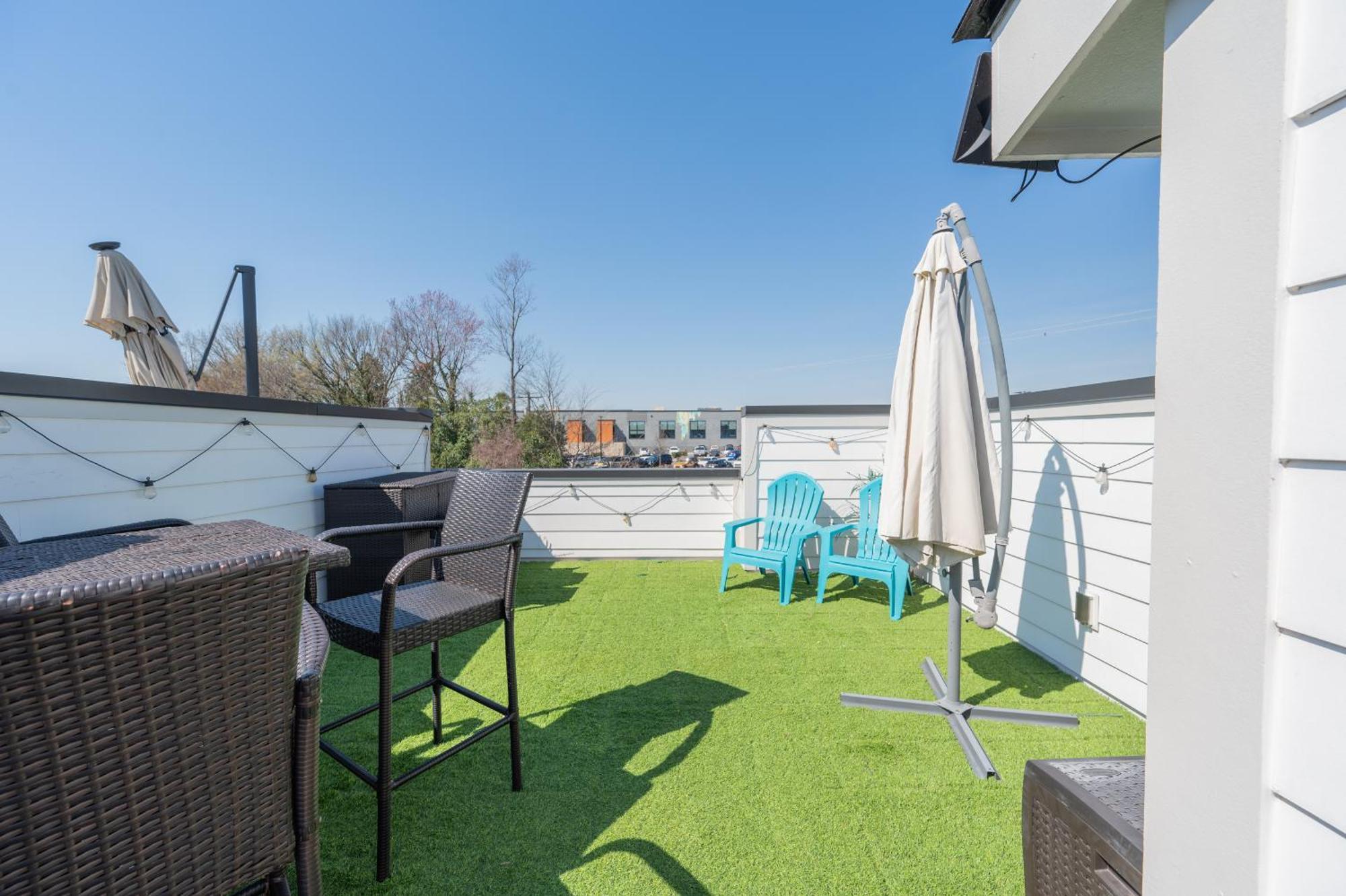 Apartment Townhouse . Rooftop . Cloud Couch . 85 Inch Tv . 2 Miles From Uptown *