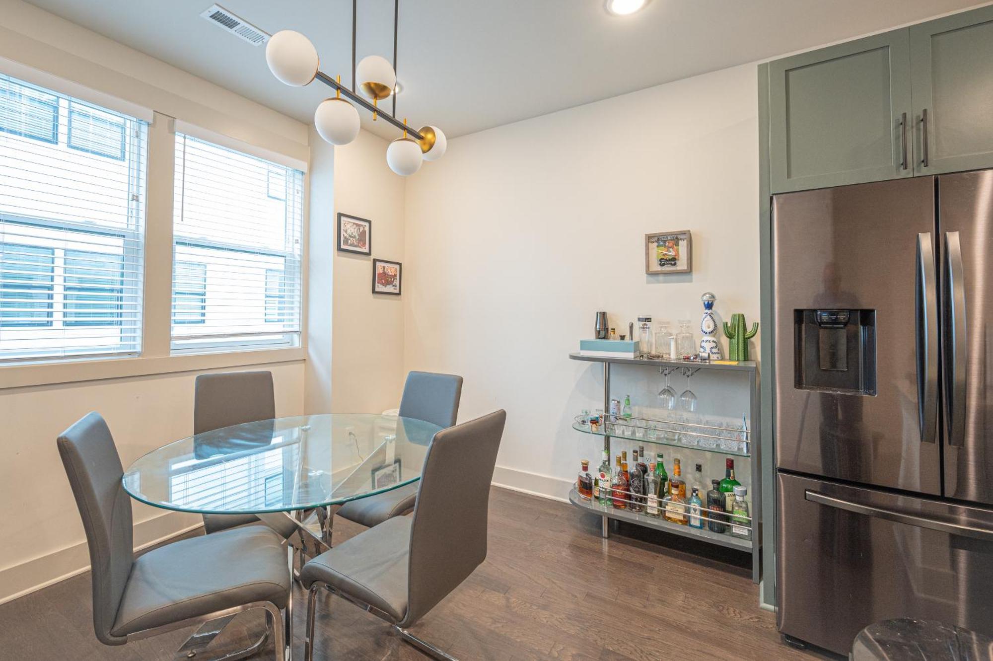 Townhouse . Rooftop . Cloud Couch . 85 Inch Tv . 2 Miles From Uptown Charlotte