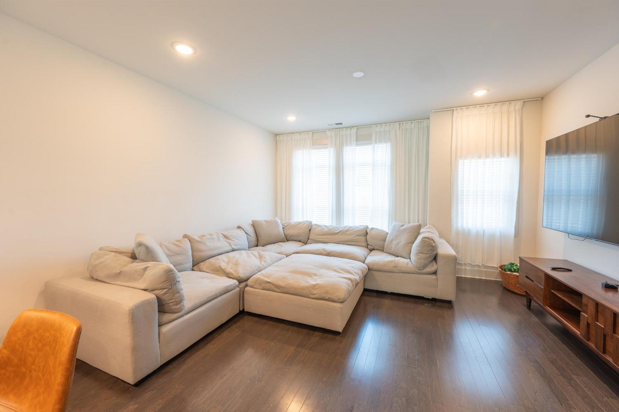 Townhouse . Rooftop . Cloud Couch . 85 Inch Tv . 2 Miles From Uptown * Charlotte
