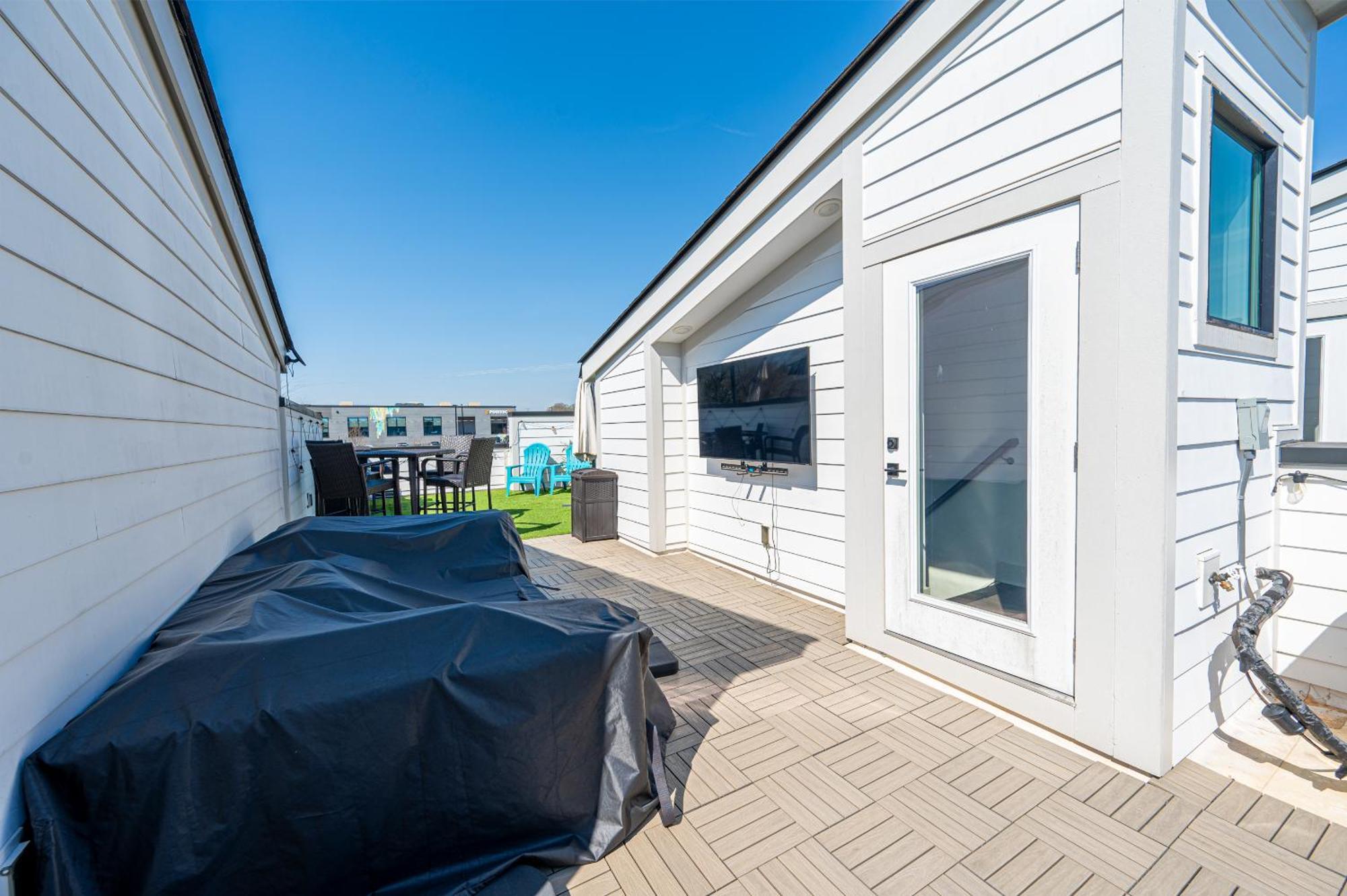 Townhouse . Rooftop . Cloud Couch . 85 Inch Tv . 2 Miles From Uptown Charlotte