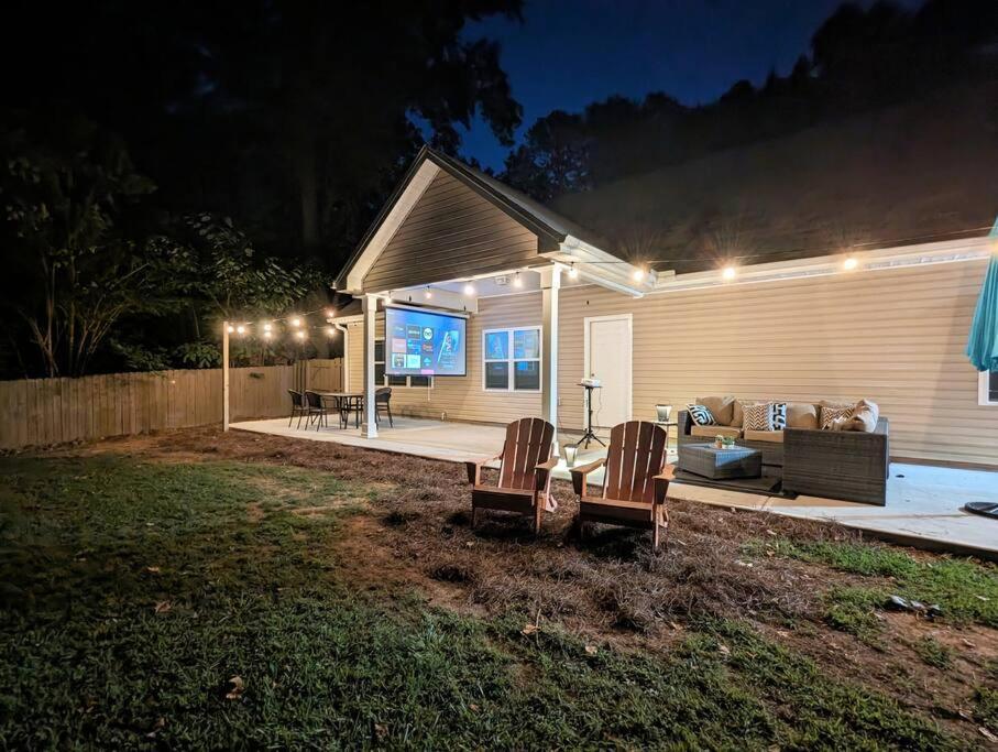 Spacious Family Friendly With Large Fenced In Yard Holiday home *