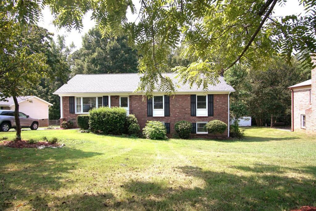 Holiday home Spacious Family Friendly With Game By Unc Charlotte