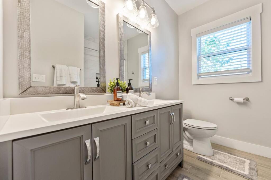 Holiday home Brand New Cozy Modern W/hot Tub+movieroom 7 Min From Uptown