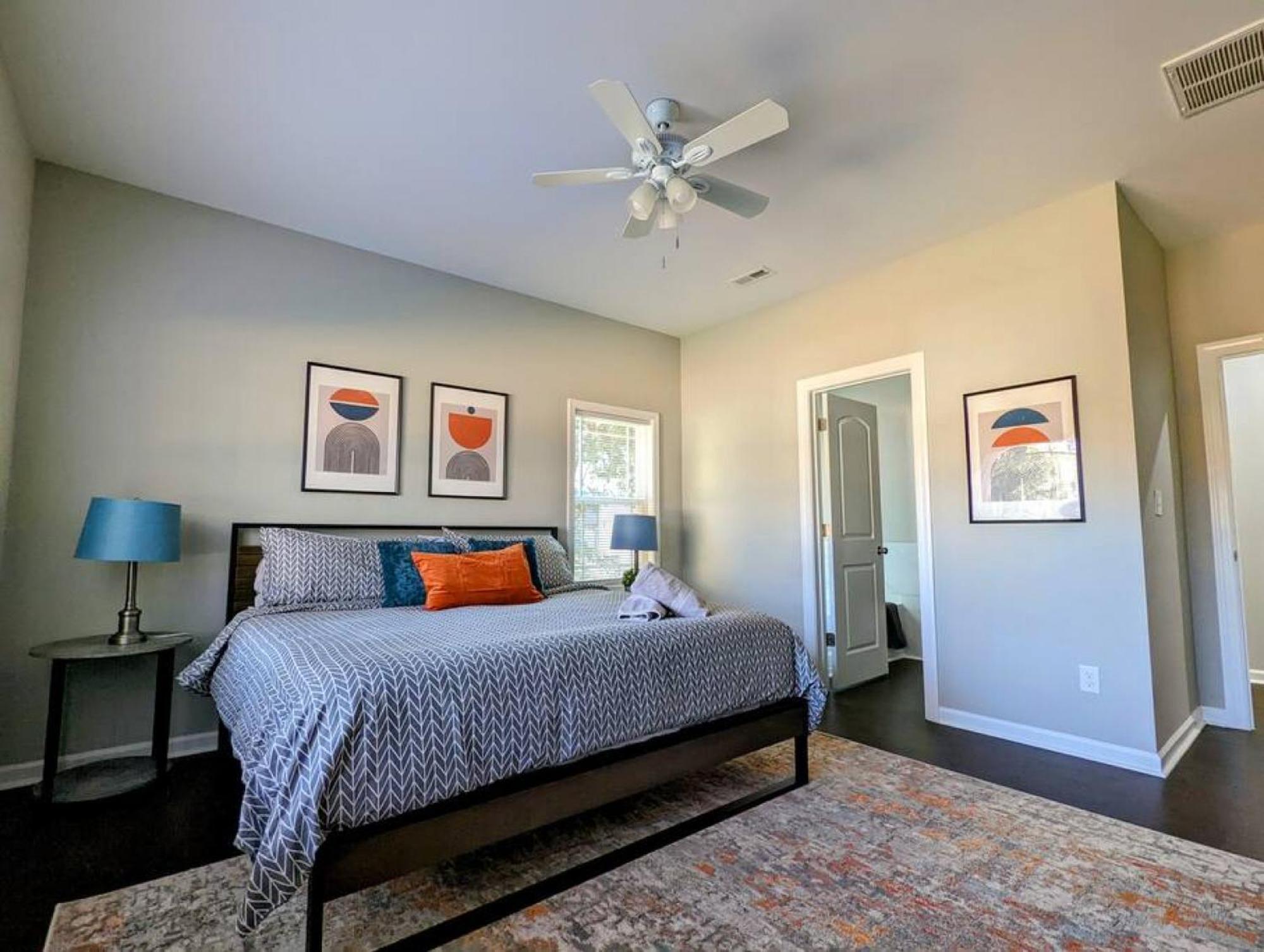 Spacious Family Friendly With Large Fenced In Yard Holiday home Charlotte