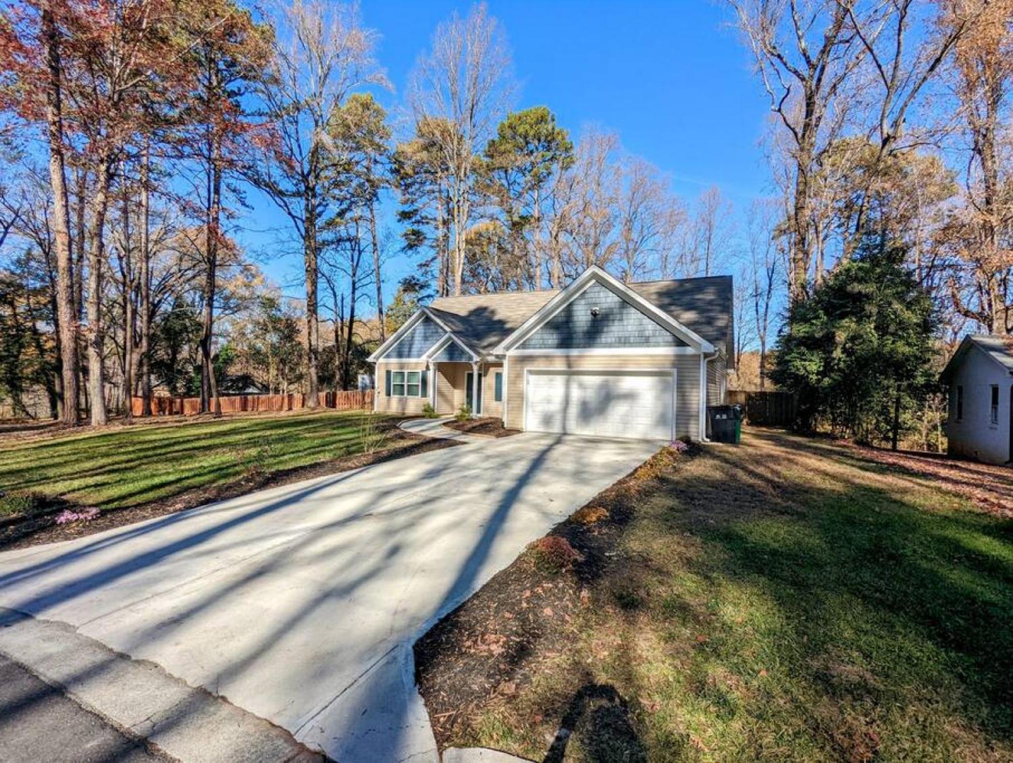 Spacious Family Friendly With Large Fenced In Yard * Charlotte