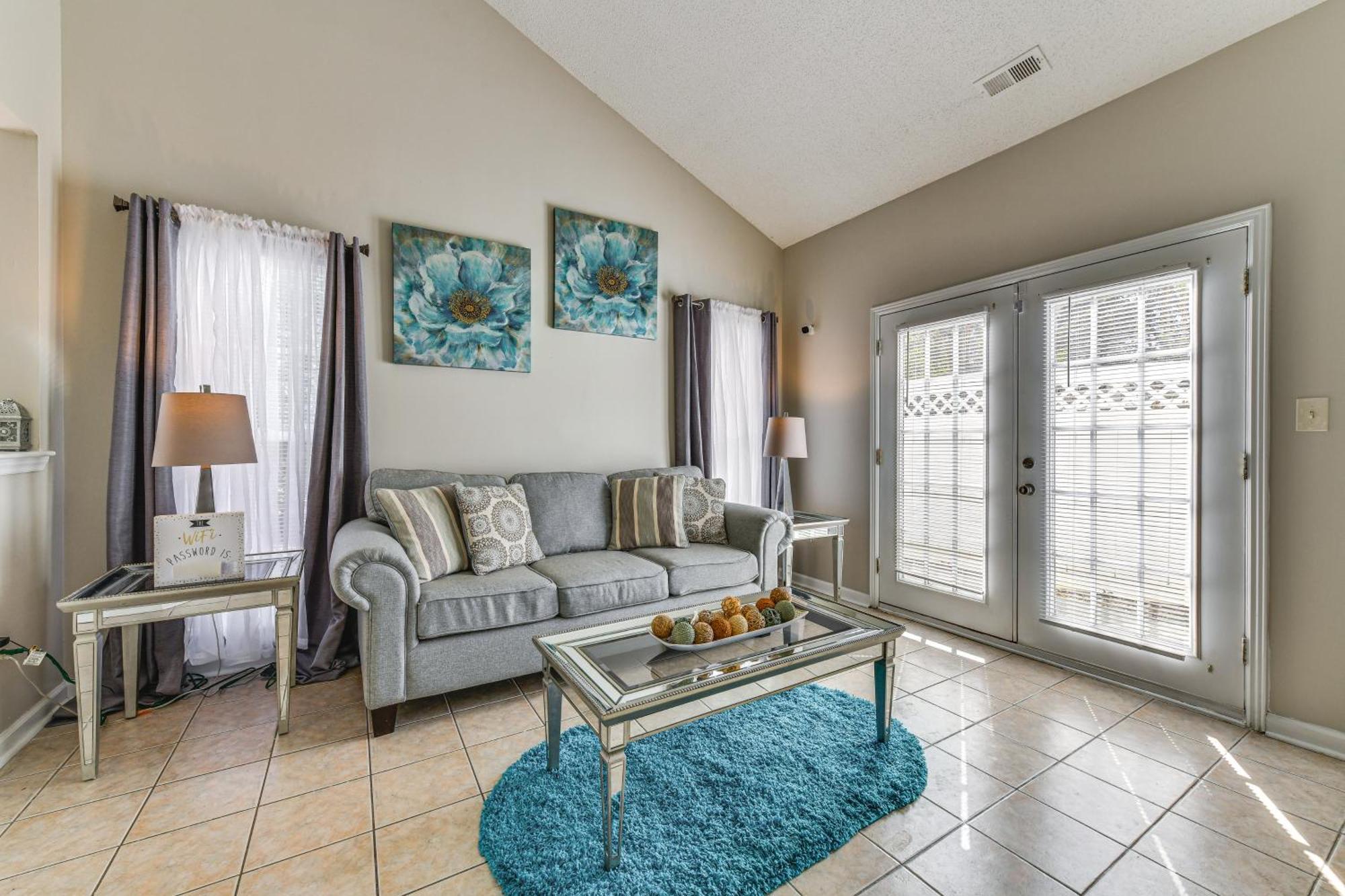 Abode About 9 Mi To Bank Of America Stadium! Holiday home *