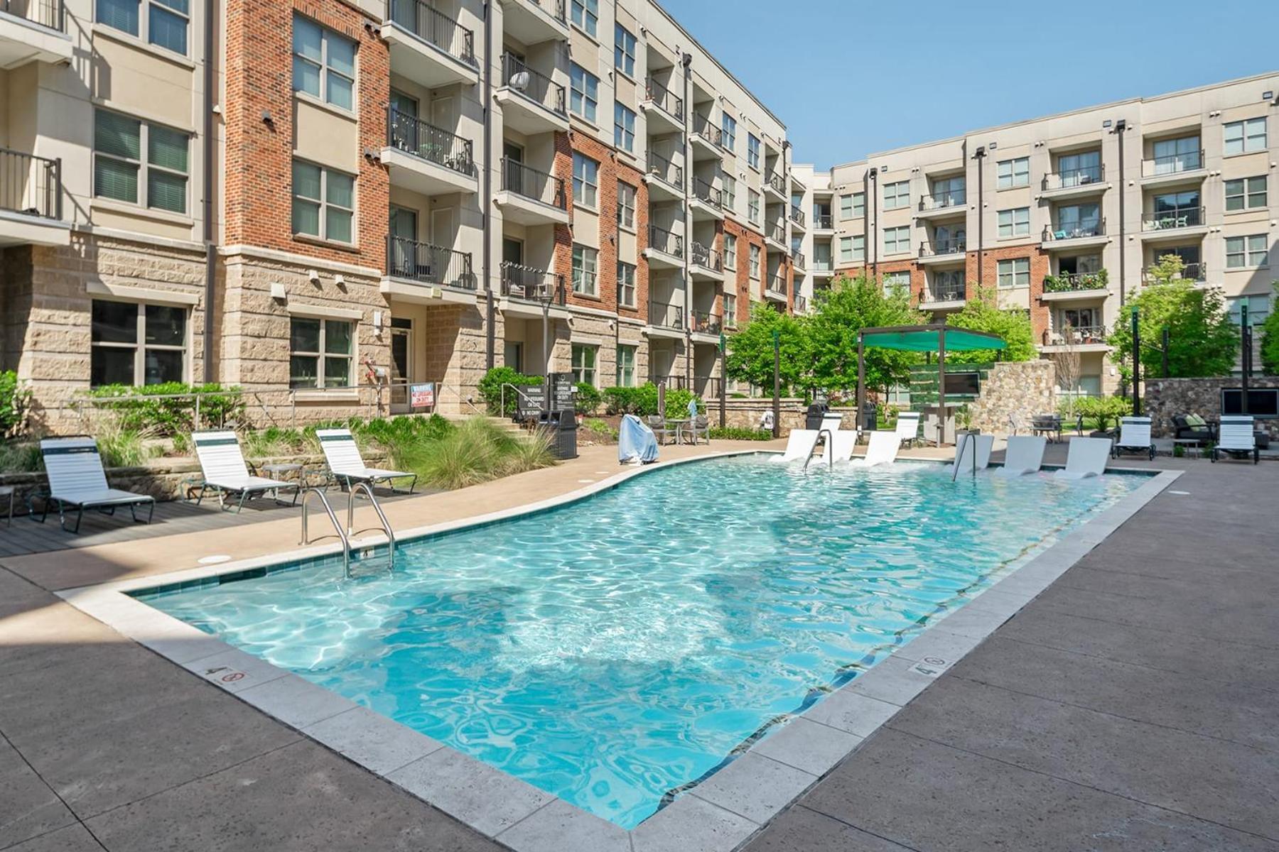 Apartment Uptown 4th Ward Luxury Year-round Pool *