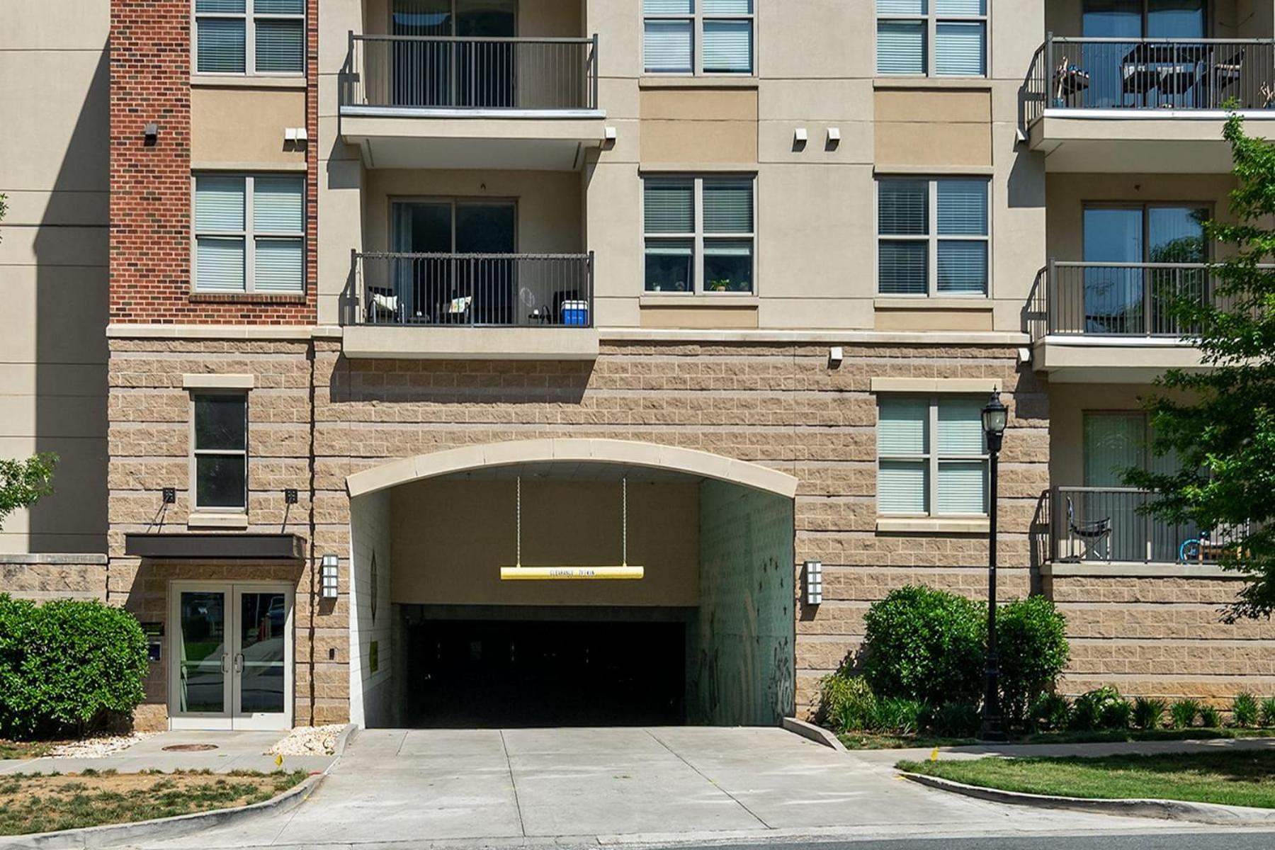 Uptown 4th Ward Luxury Year-round Pool Apartment *