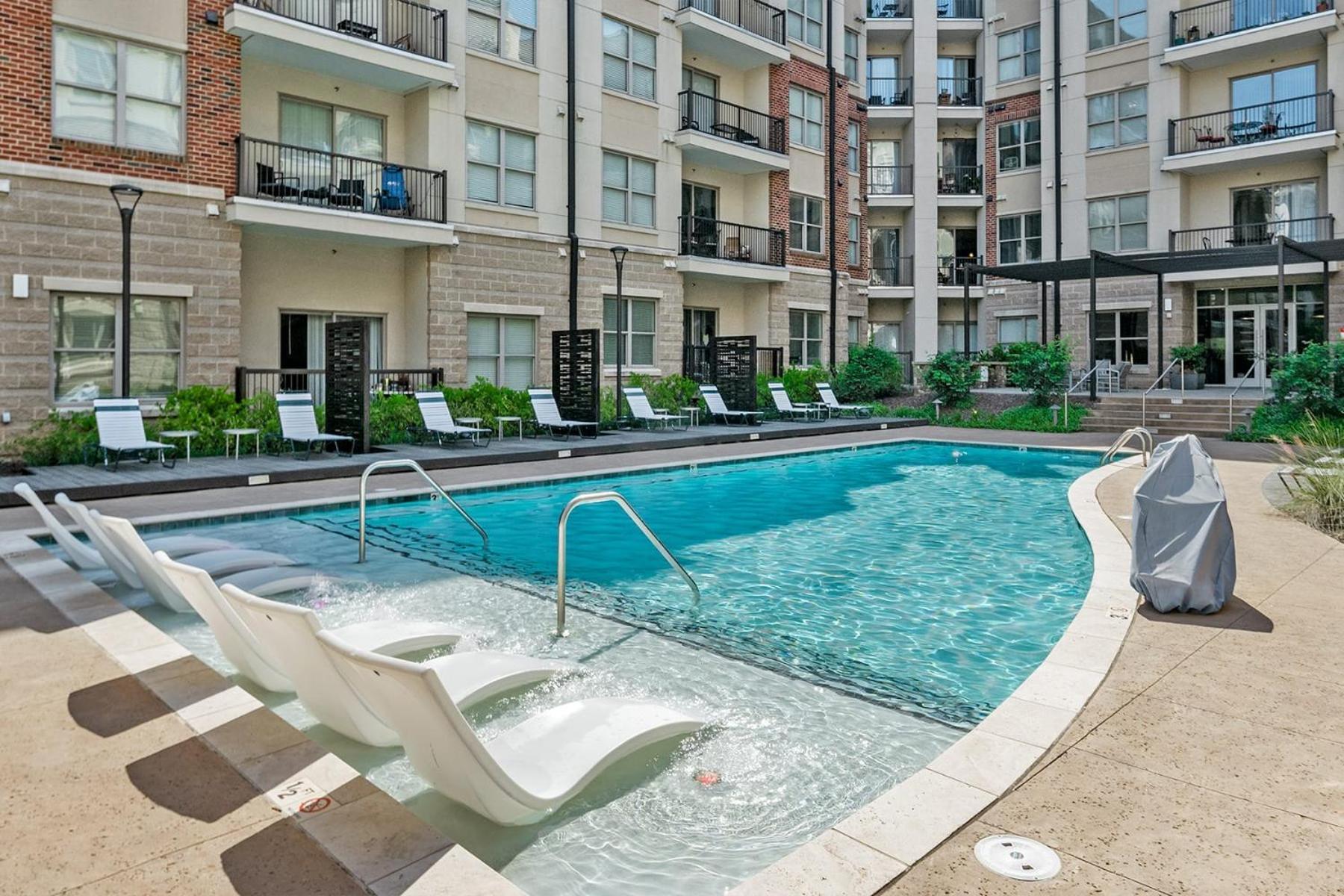 Apartment Uptown 4th Ward Luxury Year-round Pool