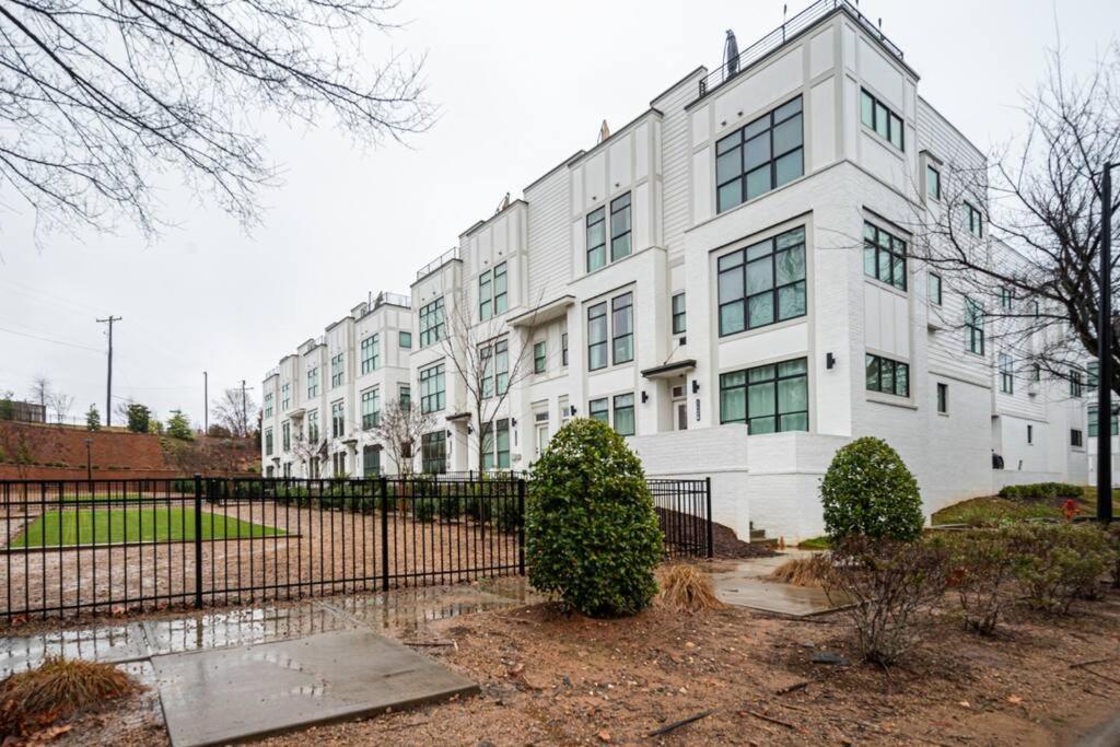 Apartment Townhouse . Rooftop . Cloud Couch . 85 Inch Tv . 2 Miles From Uptown