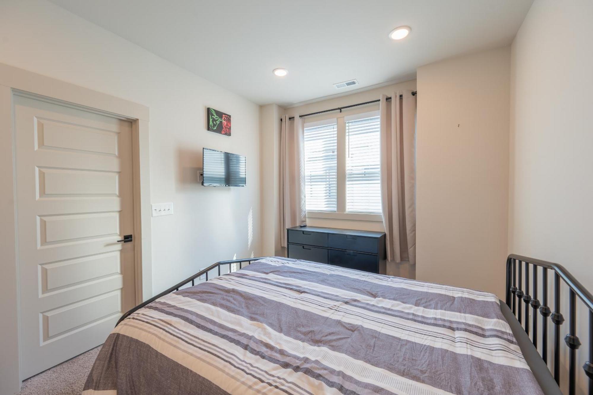 Apartment Townhouse . Rooftop . Cloud Couch . 85 Inch Tv . 2 Miles From Uptown *